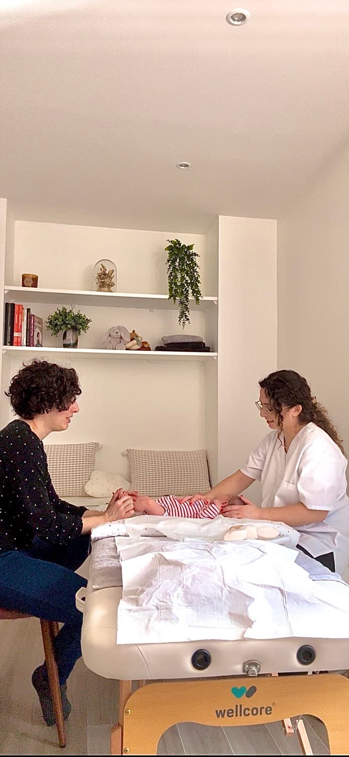 Léa Laskar, ostéopathe, accompagne une femme enceinte à Jérusalem (Katamon)