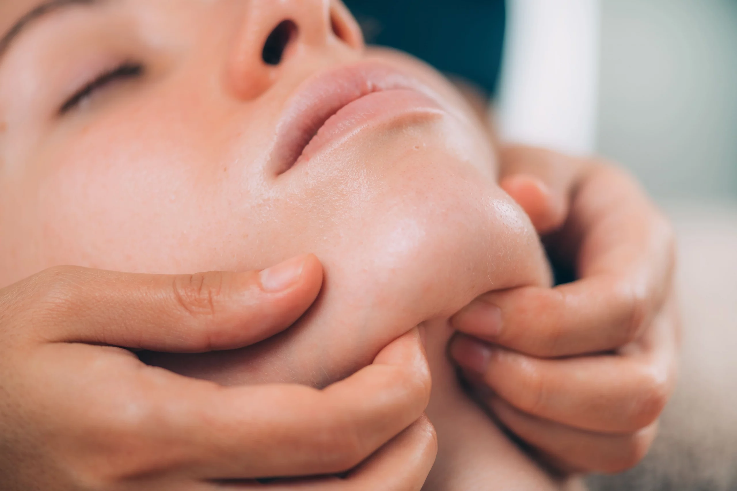Soin Miracle Face Renata França, massage du visage par Léa Laskar à Jérusalem